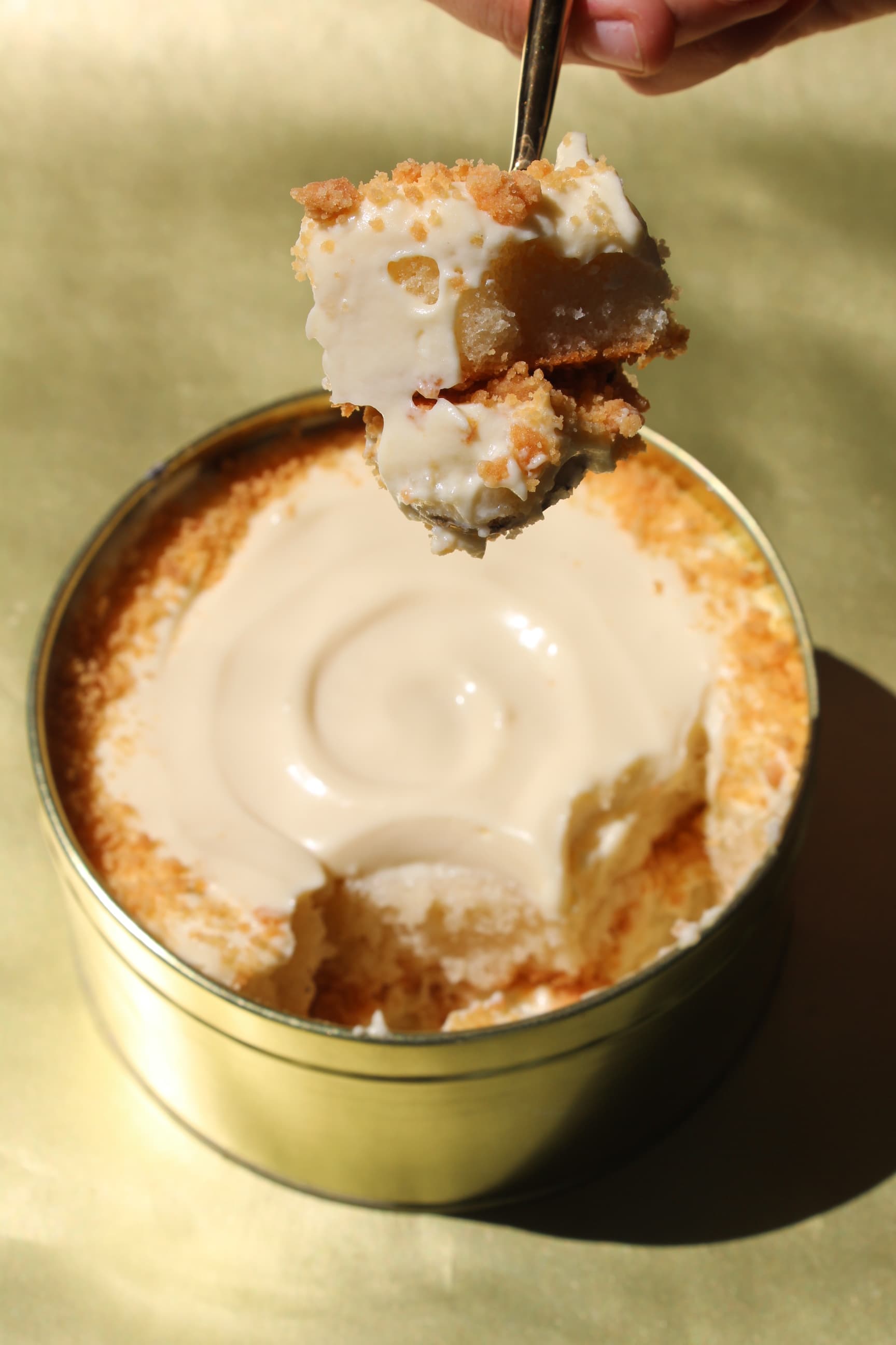 Butter vanilla cheesecake in a golden tin